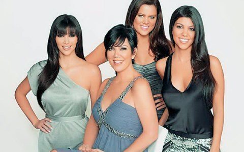 Οι αδελφές Καρντάσιαν με τη μητέρα τους Κρις Τζένερ στο ριάλιτι «Keeping Up with the Kardashians» που ετοιμάζεται για την έβδομη σεζόν.