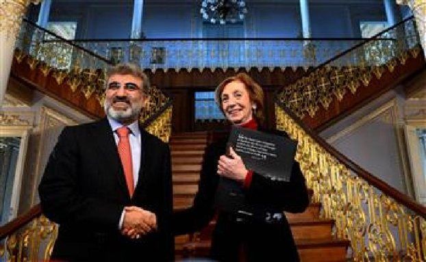Ο υπουργός Ενέργειας της Τουρκίας Τανέρ Γιλντίζ και η Γαλλίδα υπουργός Εξωτερικού Εμπορίου Νικόλ Μπρικ.