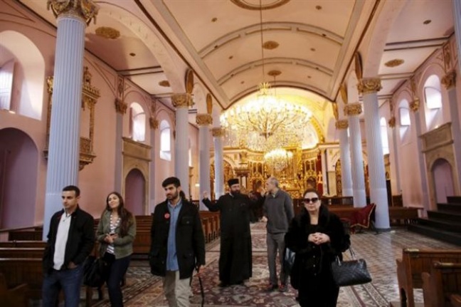Αρμένιος παπάς ξεναγεί επισκέπτες στην εκκλησία του Αρμενικού Πατριαρχείου της Κωνσταντινούπολης την Πέμπτη. Αρμένιοι από τις ΗΠΑ, τη Γαλλία και άλλες χώρες βρίσκονται στην Τουρκία για την 100ή επέτειο της γενοκτονίας