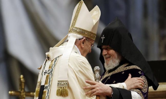 Ο Πάπας Φραγκίσκος και ο Καθολικός Πατριάρχης απάντων των Αρμενίων Καρεκίν Β΄ (φωτ.: ΑΠΕ-ΕΡΑ)