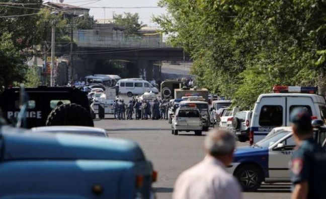 Αρμενία: Κατάληψη αστυνομικού τμήματος από ενόπλους. Νεκρός αστυνομικός, κρατούν ομήρους