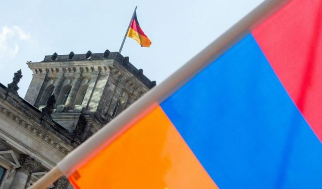 Η αρμενική σημαία ανεμίζει έξω από το γερμανικό κοινοβούλιο, μετά την απόφαση για αναγνώριση της Γενοκτονίας (φωτ.: EPA / Alexander Heinl)