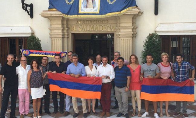Το Διοικητικό Συμβούλιο της Μπεναλμαδένα με μέλη της αρμενικής κοινότητας έξω από το δημαρχείο της ισπανικής πόλης (φωτ.: MFA Armenia)