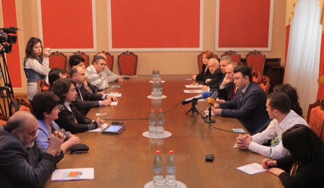 Στιγμιότυπο από τη συνάντηση του αντιπροέδου της αρμενικής Βουλής με εκπροσώπους της ελληνικής και ασσυριακής κοινότητας