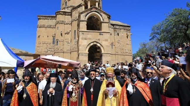 Αρχιερατικό συλλείτουργο στην αρμενική εκκλησία του Αχταμάρ