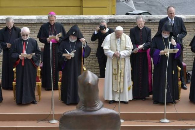 Ο Πάπας Φραγκίσκος ευλόγησε το άγαλμα του Αγίου Γρηγορίου Ναρεκατσί στους Κήπους του Βατικανού (video)