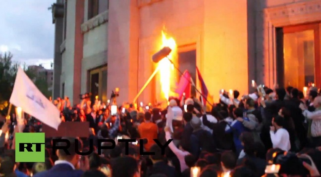 Armenia: Yerevan - Genocide marchers burn Turkish flag