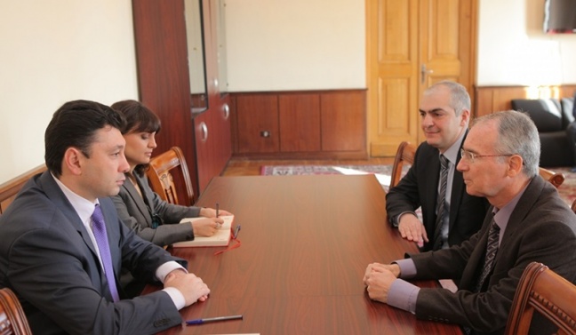 Στιγμιότυπο από τη συνάντηση του Έλληνα πρέσβη με τον αντιπρόεδρο της αρμενικής Βουλής