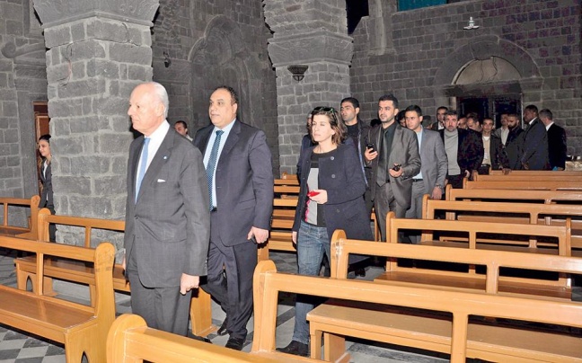 Χριστιανικό ναό στην παλιά πόλη της Χομς, στη Συρία, επισκέφθηκε αυτή την εβδομάδα ο ειδικός απεσταλμένος του ΟΗΕ, Σταφάν ντε Μίστουρα.