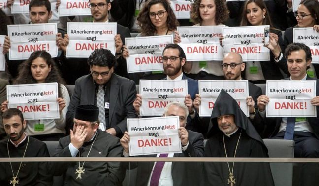 Μέλη της ομάδας «Αναγνώριση τώρα» ευχαριστούν τους Γερμανούς βουλευτές που ψήφισαν υπέρ της αναγνώρισης της Γενοκτονίας των Αρμενίων και άλλων χριστιανικών πληθυσμών (φωτ.: EPA / Michael Kappeler)