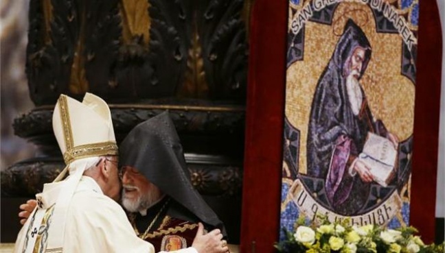 Ο Πάπας Φραγκίσκος δέχεται τον ασπασμό του προκαθημένου της Αρμενικής Εκκλησίας Αράμ κατά τη λειτουργία στο Βατικανό για τη γενοκτονία των Αρμενίων. Η λειτουργία, που συνέπεσε με τα εκατό χρόνια της τραγωδίας, αποδείχθηκε ιστορική