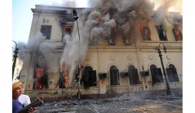 Στιγμιότυπο από τη φωτιά στο Ινστιτούτο της Αιγύπτου στις 17 Δεκεμβρίου 2011.