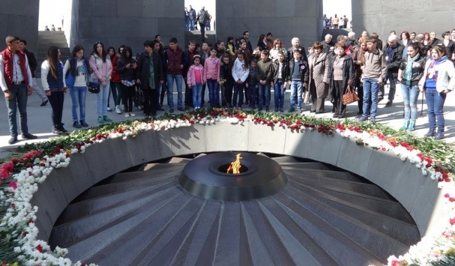 Προσκύνημα μαθητών στο Μνημείο Γενοκτονίας Τζιτζερνακαμπέρντ στην Αρμενία