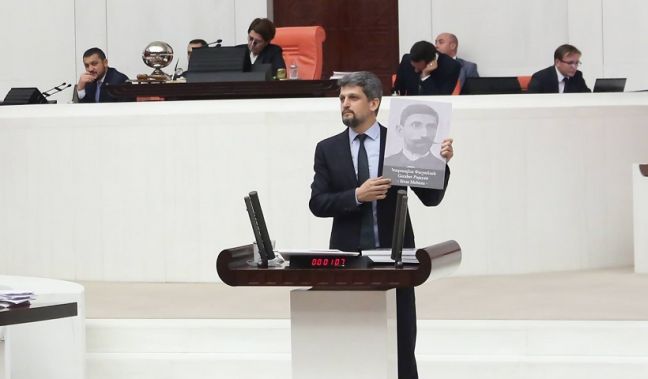Ο Γκάρον Παϊλάν με τη φωτογραφία Αρμένιου βουλευτή που δολοφονήθηκε μιλά για τη Γενοκτονία των Αρμενίων στην τουρκική Εθνοσυνέλευση (φωτ.: Facebook / Garo Paylan)