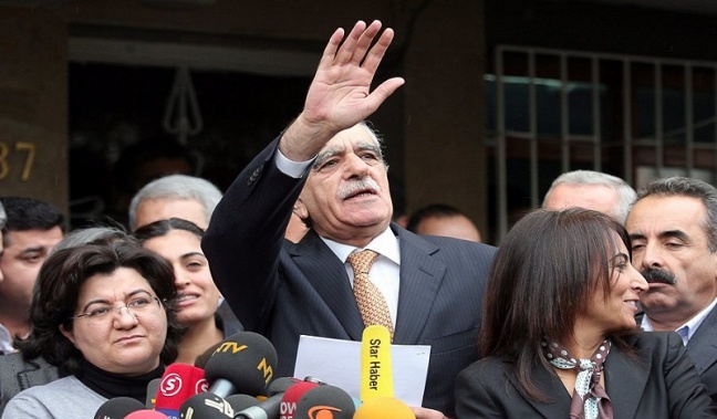 Φωτογραφία αρχείου του παλαίμαχου Κούρδου πολιτικού Αχμέτ Τουρκ μπροστά από τα γραφεία του κόμματός του στην Άγκυρα (φωτ.: Kerem Yucel / EPA)