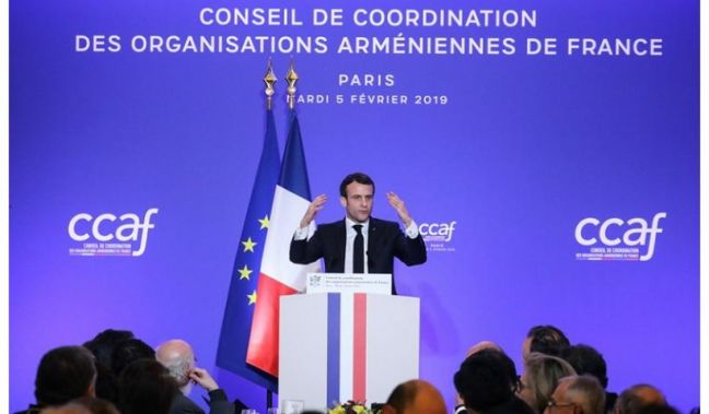 Ο Γάλλος πρόεδρος μιλά στο ετήσιο δείπνο του Συντονιστικού Συμβουλίου Αρμενικών Οργανώσεων Γαλλίας (CCAF) στο Παρίσι (φωτ.: EPA / Ludovic Marin / POOL MAXPPP OUT)