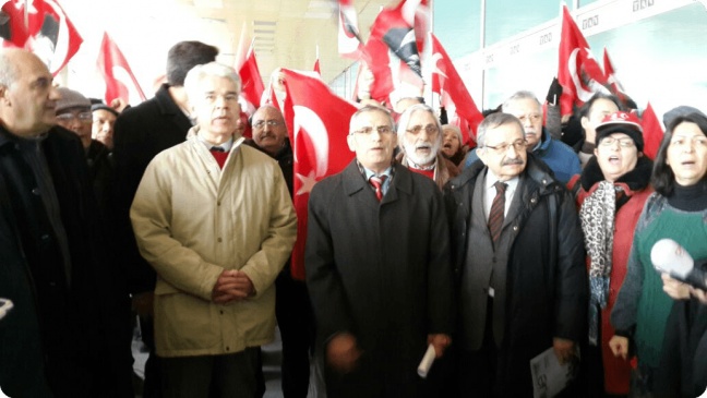 Μέλη και υποστηρικτές της παρακρατικής οργάνωσης «Επιτροπή Ταλάτ Πασά» στο Διεθνή Αερολιμένα Κωνσταντινούπολης μετά τη σημερινή τους απέλαση από τις Ελληνικές αρχές.