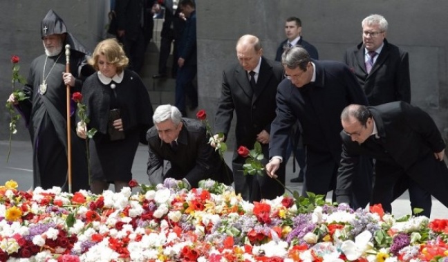 Ολάντ, Πούτιν και Αναστασιάδης μαζί με τον προεδρικό ζεύγος της Αρμενίας αφήνουν ένα λουλούδι στο μνημείο για τη Γενοκτονία (φωτ.: Alexey Nikolsky / EPA)