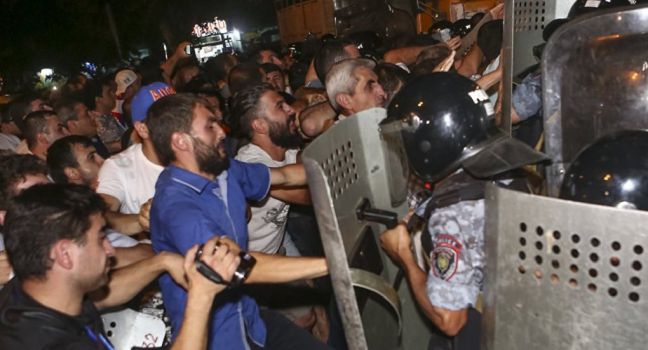 Βίαιες διαδηλώσεις με 50 τραυματίες στην Αρμενία