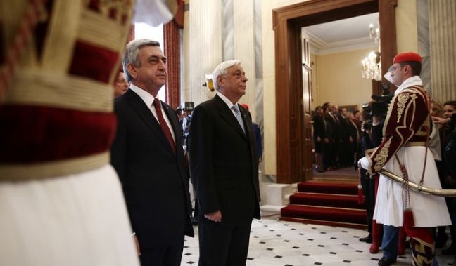 Ο Προκόπης Παυλόπουλος υποδέχεται τον πρόεδρο της Αρμενίας Σερζ Σαρκισιάν, ενώ άνδρες της προεδρικής φρουράς αποδίδουν τιμές (φωτ.: ΑΠΕ-ΜΠΕ / Αλέξανδρος Βλάχος)