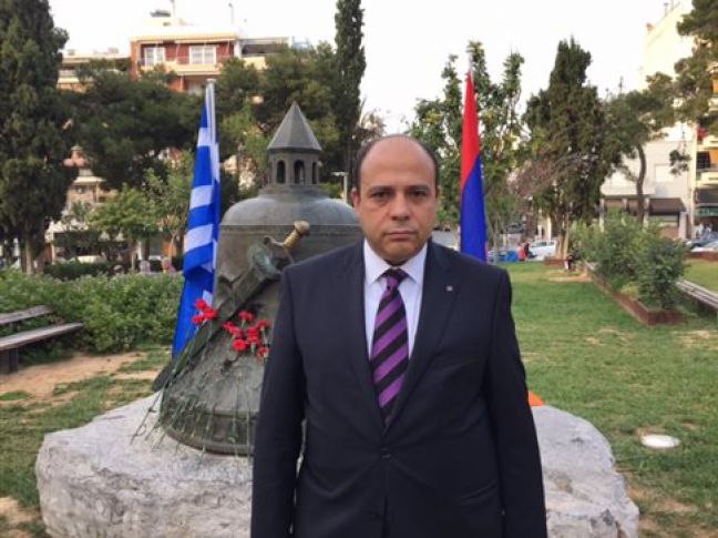 Ο πρέσβης της Δημοκρατίας της Αρμενίας στην Ελλάδα, Γκαγκίκ Γαλατζιάν, μπροστά στο μνημείο για τα θύματα της Γενοκτονίας των Αρμενίων, στη Νέα Σμύρνη