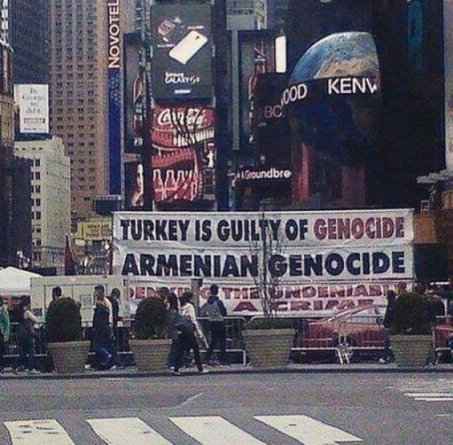 Πανό για τη γενοκτονία των Αρμενίων στη Νέα Υόρκη (photo)