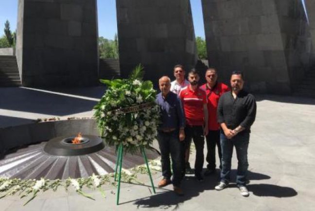 Στεφάνι στο Μνημείο της Γενοκτονίας των Αρμενίων