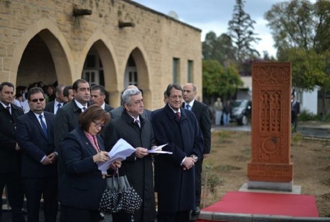 Στιγμιότυπο από τα αποκαλυπτήρια του δώρου των Αρμενίων προς τους Κυπρίους (φωτ.: ArmenPress)