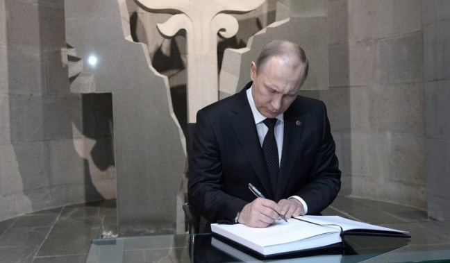 Ο Ρώσος πρόεδρος υπογράφει στο βιβλίο επισκεπτών μετά την επίσκεψή του στο μνημείο της Γενοκτονίας των Αρμενίων στο Ερεβάν (φωτ.: Alexey Nikolsky / Ria Novosti)