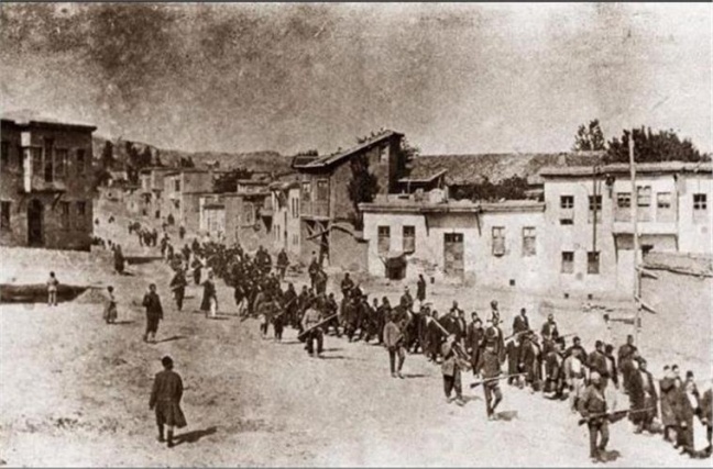 Πολιτικοί, διανοούμενοι, κληρικοί, επιφανείς Αρμένιοι οδηγούνται μέσα από την πόλη Χαρπούτ στη φυλακή της κοντινής πόλης Μεζιρέχ. (www.armeniangenocide100.gr)