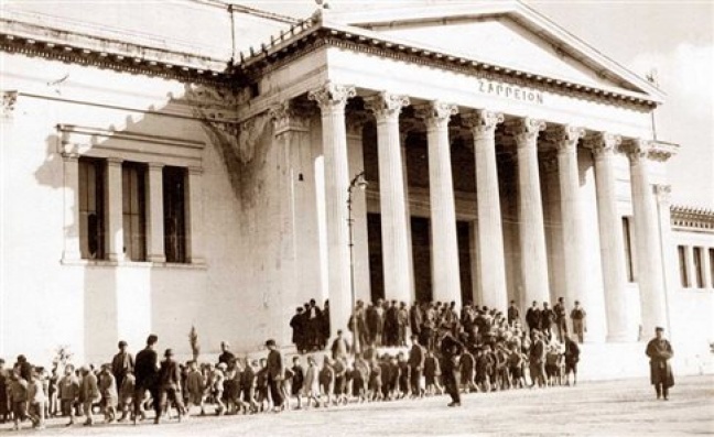 Χιλιάδες ορφανά Αρμενόπουλα μεταφέρθηκαν στην Ελλάδα για σωτηρία μετά την κατάρρευση του μετώπου στη Μικρά Ασία. Στη φωτογραφία απεικονίζονται τα ορφανά στο Ζάππειο, στην Αθήνα, όπου φιλοξενήθηκαν το 1922 περίπου 1.000 παιδιά. (φωτ. Βιβλιοθήκη του Κογκρέσου των Ηνωμένων Πολιτειών)   (Φωτογραφία:  Associated Press )