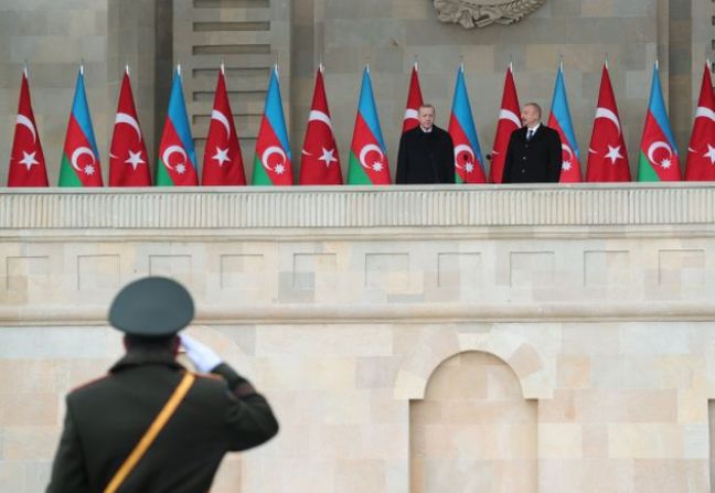 10 Δεκεμβρίου 2020 Ο Ρ.Τ.Ερντογάν μαζί με τον πρόεδρο τους Αζερμπαϊτζάν Ιλχάμ Αλίγιεφ παρακολουθεί την στρατιωτιική παρέλαση στο Μπακού.