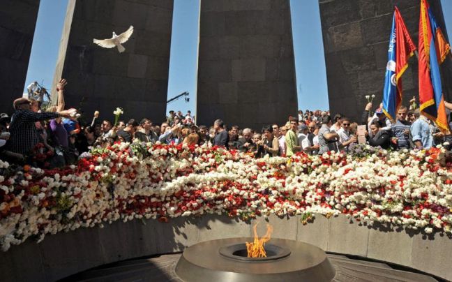 Αρμένιοι πολίτες καταθέτουν λουλούδια στο μνημείο της Γενοκτονίας στο Ερεβάν