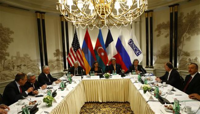 H συνάντηση Αρμενίας-Αζερμπαϊτζάν, υπό τη διαμεσολάβηση ΗΠΑ, Γαλλίας και Ρωσίας, κατέληξε σε συμφωνία για διαβουλεύσεις τον Ιούνιο με στόχο πλήρη λύση   (Φωτογραφία:  ΑΠΕ )