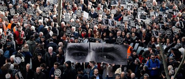 Χιλιάδες άνθρωποι διαδήλωσαν για να τιμήσουν τη μνήμη του αρμενικής καταγωγής δημοσιογράφου Χραντ Ντινκ, που δολοφονήθηκε πριν από οκτώ χρόνια.