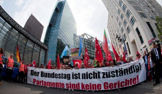 Δεκάδες τουρκικές οργανώσεις ανταποκρίθηκαν στο κάλεσμα της τουρκικής κοινότητας στο Βερολίνο (EPA / Klaus-Dietmar Gabbert)