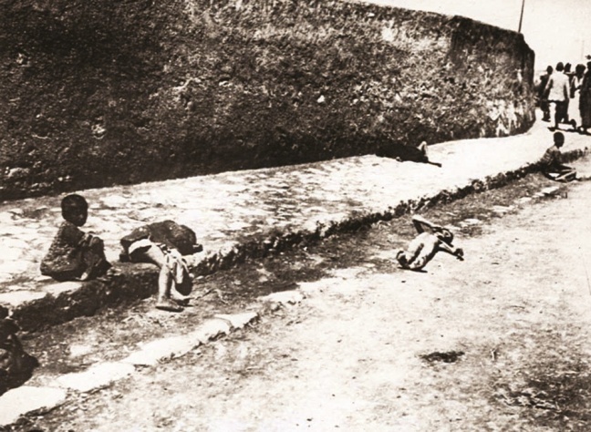 Μικρά παιδιά που λιμοκτονούν σ’ έναν δρόμο της Μοσούλης. Άρμιν Βέγκερ, Οκτώβριος του 1916.