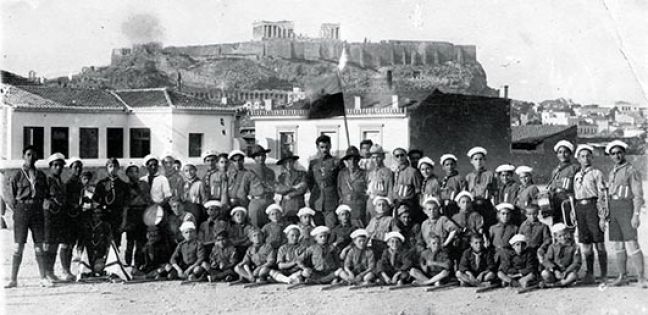 Η 1η και 2η ομάδα Αρμενίων προσκόπων στο Δουργούτι - Φιξ, το 1923, με φόντο την Ακρόπολη. Στο μέσον διακρίνονται ο γενικός αρχηγός Αράμ Γκαϊτζάκ και οι αρχηγοί των ομάδων Μπεντρός Καγιάν και Μανούκ Μανουκιάν.