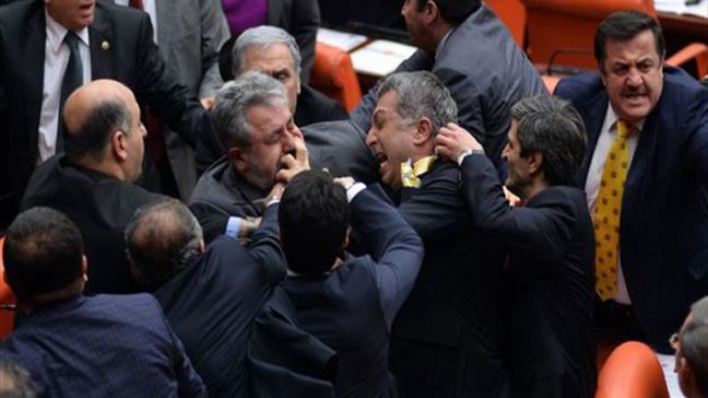 Ξύλο στο τουρκικό κοινοβούλιο, επίθεση κατά του Γκάρο Παϊλάν