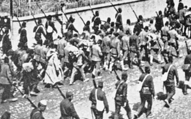 Απρίλιος 1915. Τούρκοι στρατιώτες επιβλέπουν την πορεία προς τον θάνατο μιας ομάδας Αρμενίων. Οι μαζικοί εκτοπισμοί στις ερήμους του Νότου συνεχίστηκαν έως και τη συνθηκολόγηση της Τουρκίας, το 1918.